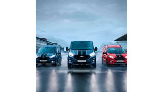 Mit seinen zwei markanten Sportstreifen führt der Transit Custom Sport (Bildmitte) die „Transit Sport“-Modellfamilie an, bestehend aus dem Transit Courier Sport, dem Transit Connect Sport (links) und eben dem Transit Custom Sport. (obs/Ford-Werke)