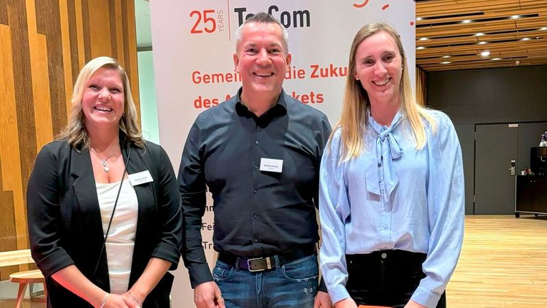 Neue Partner: Sandra Jakob (links), Partnermanager ERP/DMS bei Alzura, Michael Saitow, CEO der Alzura AG, und Christina Meier, Commercial Business Owner Partner Management Tec-Com EMEA.(Bild:  Alzura)