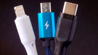 Einer statt drei: Die EU drängt auf einen einheitlichen Ladesteckerstandard für sämtliche Smartphones, Tablets und ähnliche elektronische Geräte. Apple sträubt sich – auch weil es an seinen MFI-Lizenzen verdient. (Bild: gemeinfrei)