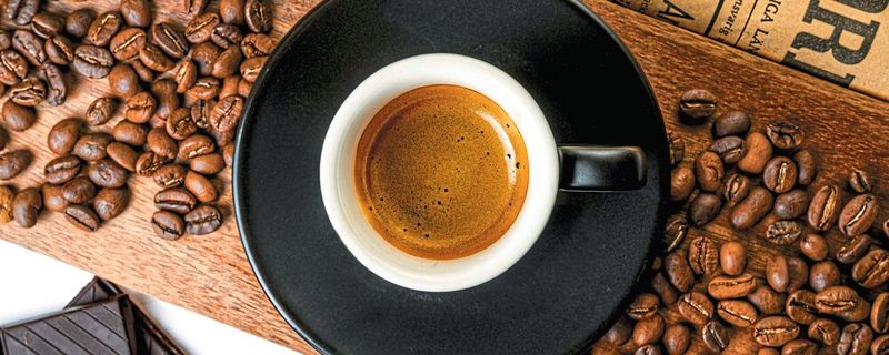 La mayoría de la gente conoce la cafeína por el café, pero también se encuentra en el té negro y el chocolate. En este artículo de síntesis se explica qué caracteriza a esta molécula estimulante. (Imagen ilustrativa)(Imagen: con licencia libre, Jonah Loffler / Unsplash)