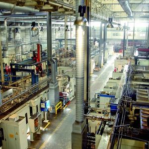 Bild 1: Transferstraße in der Produktionshalle der Deutz AG.