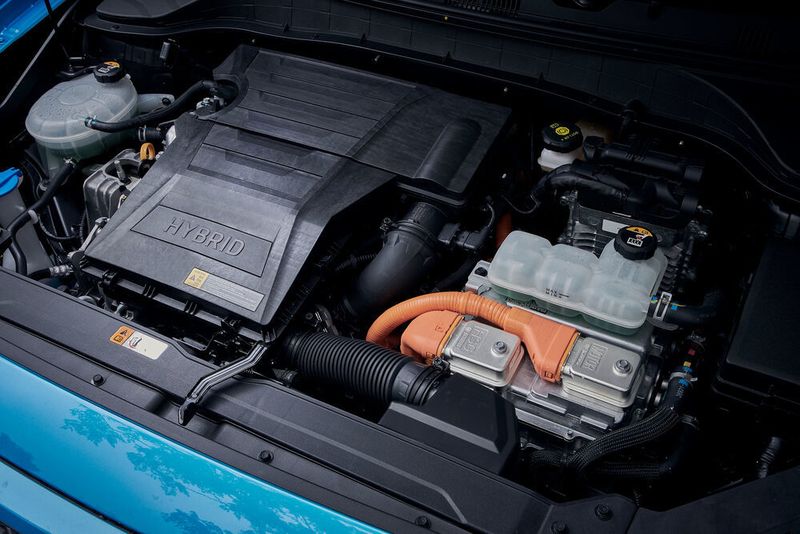 Der Kona Hybrid kombiniert einen 77 kW/105 PS starken Vierzylinder-Benzindirekteinspritzer mit einem 32 kW/44 PS starken Elektromotor. (Hyundai)