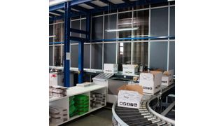 AM-Automation hat eigenen Aussagen zufolge in Kombination mit Autostore die weltweit kompakteste Roboterkommissionierzelle entwickelt. (Bild: AM-Automation)