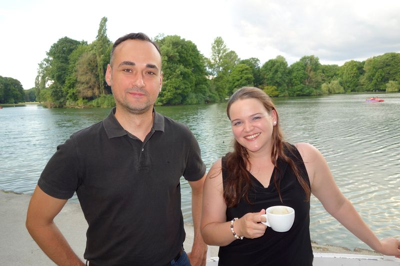 Ein Käffchen am See genießen Daniel Riedel, Schenker Technologies, und Corinna Leisten, S&K. (Bild: IT-BUSINESS)