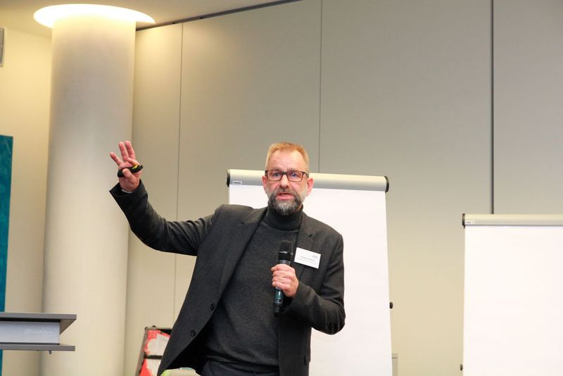 Johannes Kalkhoff, Phoenix Contact, ebenfalls in zahlreichen I-4.0-Gremien tätig, stellt die kätzerische Frage: Wofür ist Forschung eigentlich da? Er sagt: „Forschung sagt auch, ich habe ein Zukunftsbild, das zeigt, wo ich hin möchte.“ (Bild: Reinhold Schäfer)