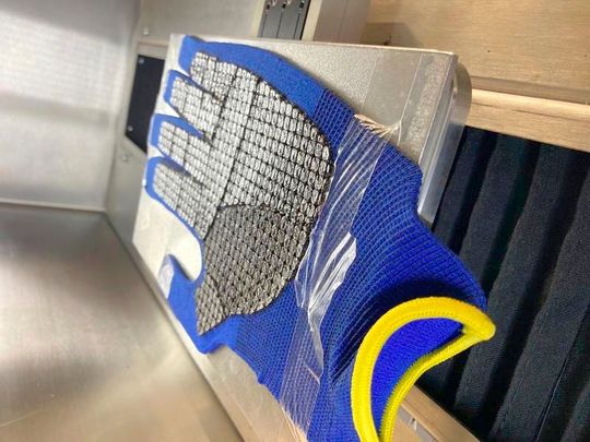 Schutzhandschuhe sind bisher mit üblichen elastischen Polymeren beschichtet. Forscher wollen das ändern. Sie setzen dabei auf umweltfreundliches Lignin, das mittels 3D-Drucker appliziert wird. Erste Ergebnisse lassen hoffen ...(Bild:  DITF)