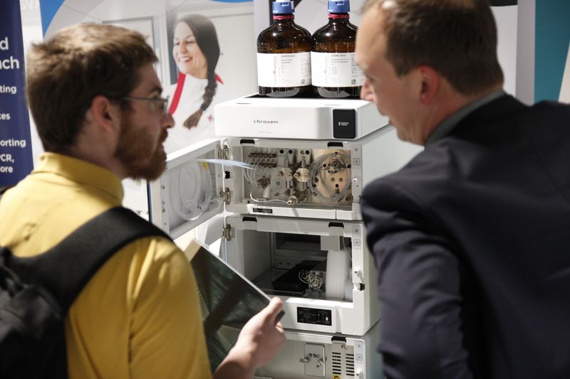 Auf der LAB-SUPPLY können sich Besucher Laborgeräte genaustens zeigen und erklären lassen.   Mehr Infos zu den kommenden LAB-SUPPLY-Messen finden Sie auf www.lab-supply.info.  (LABORPRAXIS, C. Lüttmann)