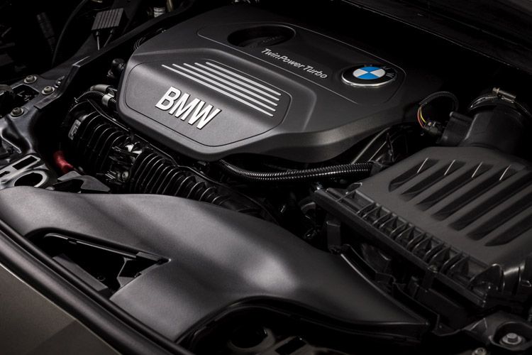 Die Motoren sind quer eingebaut und treiben die Vorderräder an – das ist nötig, um das Raumangebot zu schaffen. (Foto: BMW)