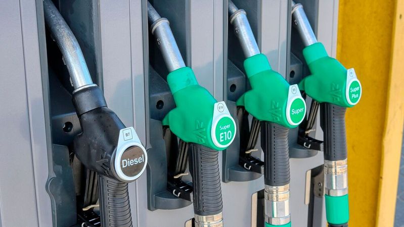 Die vorübergehende Senkung der Energiesteuer kommt: Damit sollen ab 1. Mai für zwei Monate die Spritpreise an den Tankstellen um 17 Cent pro Liter sinken. Das beschlossen am Freitag Bundestag und Bundesrat. (Bild:  frei lizenziert /  Pixabay)