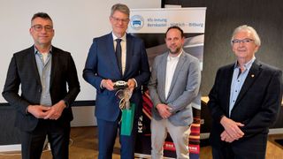 Bundesverkehrsminister Patrick Schnieder (2. v.l.) mit den Obermeistern der Kfz-Innung Bernkastel-Wittlich-Bitburg: Rainer Ferres (l.), Stellvertreter Timo Rings (3. v. l.) und Ehrenobermeister Kurt Mertes (r.).  (Bild: Kfz-Innung Bernkastel-Wittlich-Bitburg)
