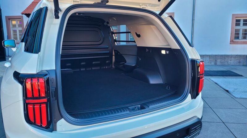 Statt der Rücksitzbank gibt es eine 1,80 Meter lange Ladefläche. (Bild: Wehner - VCG)