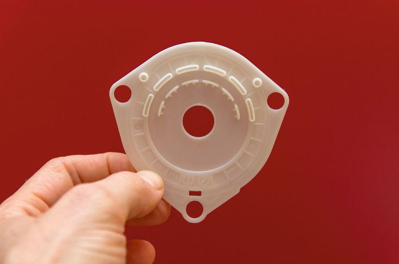 Die Grundflächen der geprüften Kunststoffteile müssen absolut plan sein und die Teile dürfen keine Risse oder Grate aufweisen. (Bild: Stemmer Imaging)