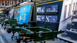 Land Rover hat zum Finale des Defender noch einmal die Fertigung aus den Gründertagen nachgebaut – und bittet dort zur Zeitreise in die frühen Fünfziger Jahre. (Foto: Land Rover)