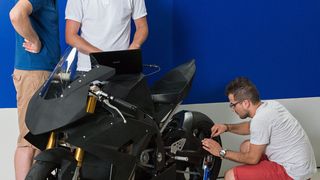 Das deutsche Studierendenteam des Global-Drive-Projektes besteht aus Christian Sander (li.) Lukas Wheldon und Cumhur Öztürk (re.). Es fehlt: Marine Ilg. (Bild: Uli Benz / TU München)