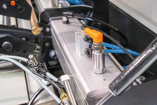 Beispiel: Vibrationssensor im LNS-Stangenlademagazin. Generell messen Vibrationssensoren an mehreren Positionen Schwingungen im Bereich von 10 Hz bis 1 MHz, um Phänomene wie den Rundlauf der Stangen im Magazin, Rattern bei der Bearbeitung und ändernde Schnittkräfte zu erkennen.(Bild:  Blaser Swisslube AG)