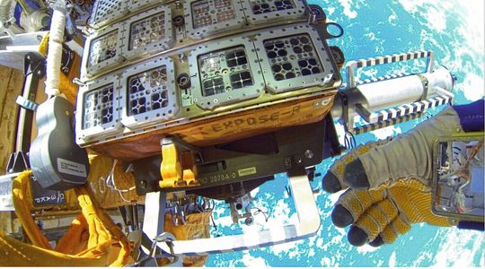 Plattform (EXPOSE-R2) außerhalb der ISS zur Simulation einer Mars-ähnlichen Umwelt, die für die Experimente genutzt wurde. Plattform (EXPOSE-R2) außerhalb der ISS zur Simulation einer Mars-ähnlichen Umwelt, die für die Experimente genutzt wurde.