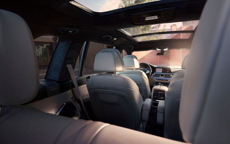 ... und ein Panorama-Glasdach. (Bild: Alpina)