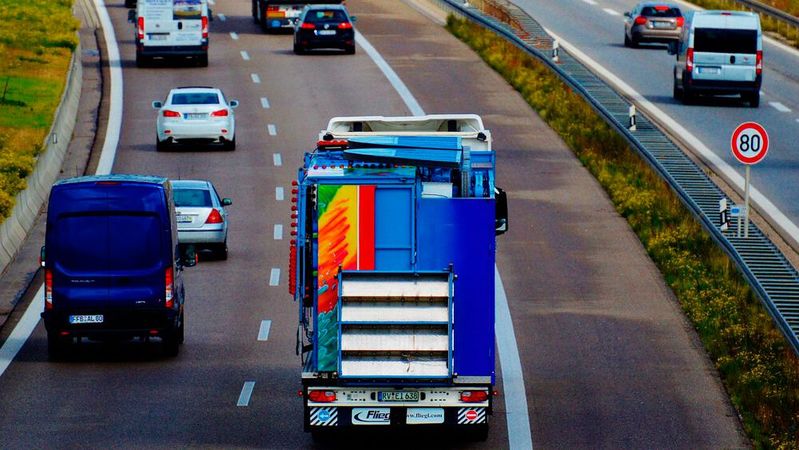 Der Verkehrssektor verursacht mit den höchsten Anteil an CO2-Emissionen. Eine Anpassung des Klimaschutzgesetzes soll die Berechnung und Anrechnung der Emissionen verteilen.(Bild:  frei lizenziert /  Pixabay)