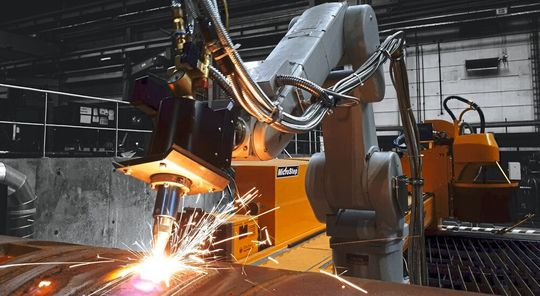 Ein Laserscanner sorgt dafür, dass der Roboter auch unregelmässigen Geometrien exakt folgt und mit dem Autogenbrenner genau schneidet.(Bild:  Microstep)