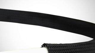 Der Geflechtsschlauch Fipjack BPET-V0 von Fränkische Industrial Pipes bündelt Kabel auch bei beengten Platzverhältnissen im Zuginneren oder im Fahrergehäuse. (FIP)