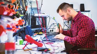 Elektronik prüfen: In elektronischen Geräten sind Leistungshalbleiter verbaut. Mit geeigneter Messtechnik lassen sich die elektrischen Eigenschaften prüfen. (Bild: © Photocreo Bednarek – stock.adobe.com)