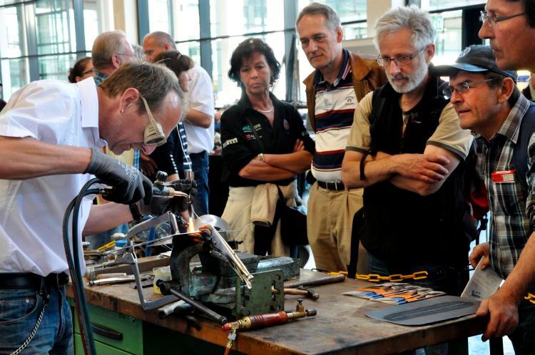 Thomas Geis von der Fahrzeugakademie Schweinfurt demonstriert am „lebenden Objekt“  traditionelle Reparaturmethoden – Schwerpunkt Stahl- und Alublech. (Foto: Klassikwelt Bodensee)