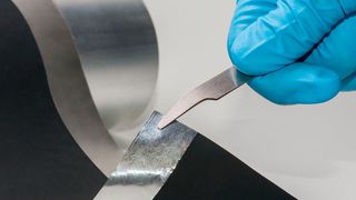 So sehen die mit der neuen Trockentransfertechnologie beschichteten Elektroden aus. (Daniel Koebbel / Fraunhofer IWS Dresden)