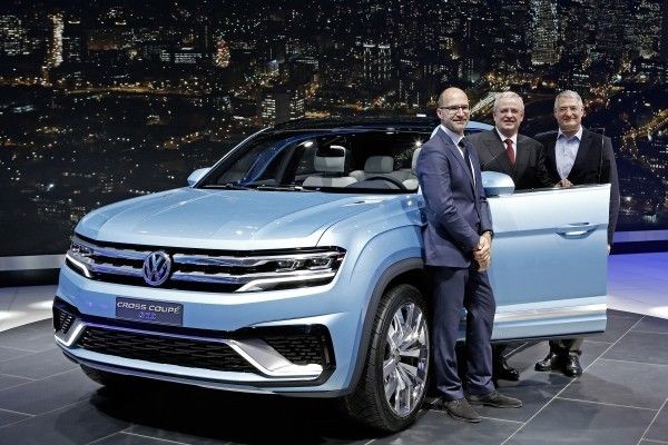 Prof. Dr. Martin Winterkorn, Vorstandsvorsitzender der Volkswagen AG, Mitglied des Vorstands der Volkswagen AG, Geschäftsbereich 'Konzern Forschung und Entwicklung' (Mitte), Dr. Heinz-Jakob Neußer, Mitglied des Markenvorstands Volkswagen, Geschäftsbereich 'Entwicklung' (rechts) und Klaus Bischoff, Leiter Volkswagen Design (links) an der Volkswagen Studie Cross Coupé GTE. (Bild: Volkswagen AG)