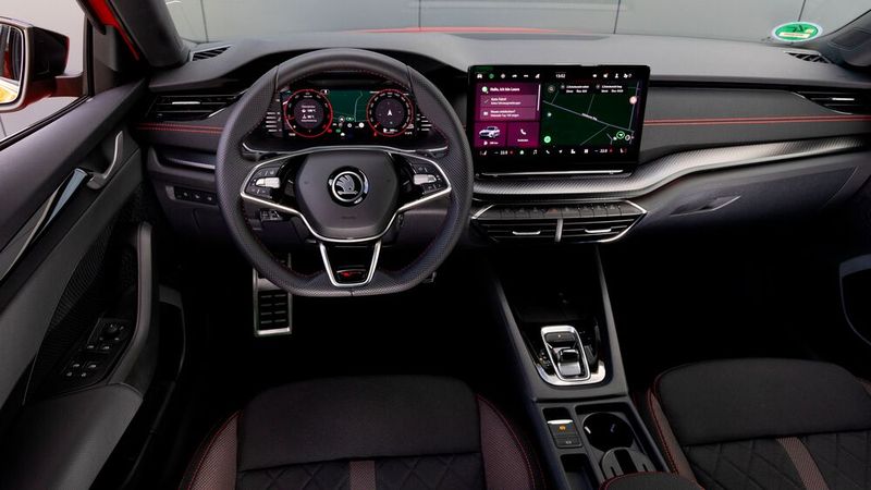 Blick auf den Arbeitsplatz des RS (Bild: Skoda)