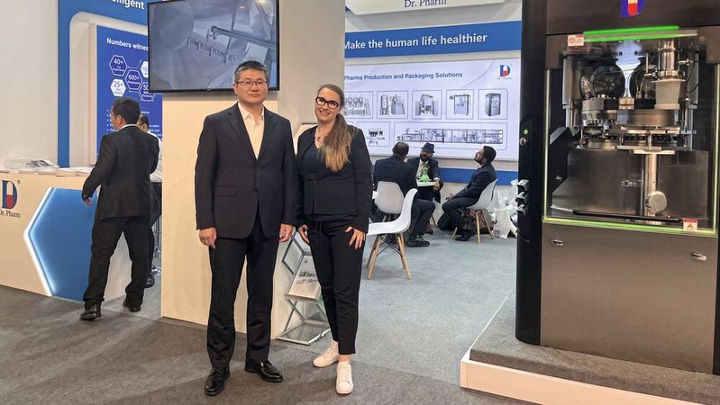 PROCESS-Redakteurin Manja Wühr im Gespräch mit Lei Zhang, stellvertretender Geschäftsführer bei Beijing Hanlin Hangyu Technology Development (Dr. Pharm).(Bild:  Beijing Hanlin Hangyu Technology Development)