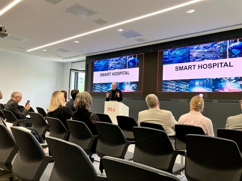 Prof. Dr. Jochen A. Werner, Institutsdirektor von Mensch und Medizin der Zukunft, beleuchtet im Vortrag „Technologie als Schutzfaktor – Wie Robotik Zeit für Menschlichkeit schafft“ die Potenziale von Digitalisierung, Smart Hospitals und Nachhaltigkeit für moderne Gesundheitssysteme. (Bild: © Serina Sonsalla)