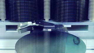 Die Silizium-Wafer von Siltronic sind essenzielles Vorprodukt für die Halbleiterfertigung in aller Welt – und damit entscheidend für die Versorgungssicherheit der Chipindustrie. (Bild: Siltronic)