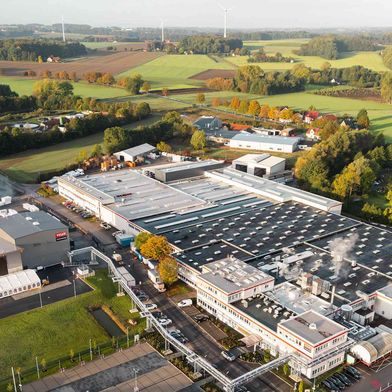 Jet Formteile am Standort Hüllhorst: Gesamtüberblick inklusive Biomasseheizwerk (links).  (Bild: Schmidmeier Naturenergie)