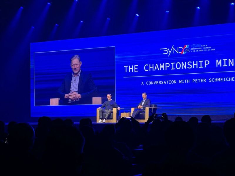 Den Abschluss des zweiten Tages bildete ein Gespräch mit Special Guest Peter Schmeichel (r.).  (Bild: Vogel IT-Medien)