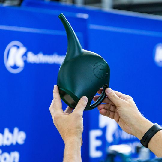 In cooperation with Braskem, Kautex successfully demonstrates that upcycling of post-consumer waste (PCR) with appropriate measures leads to ever better results. Braskem's material was used to make a children's watering can. In cooperation with Braskem, Kautex successfully demonstrates that upcycling of post-consumer waste (PCR) with appropriate measures leads to ever better results. Braskem's material was used to make a children's watering can.