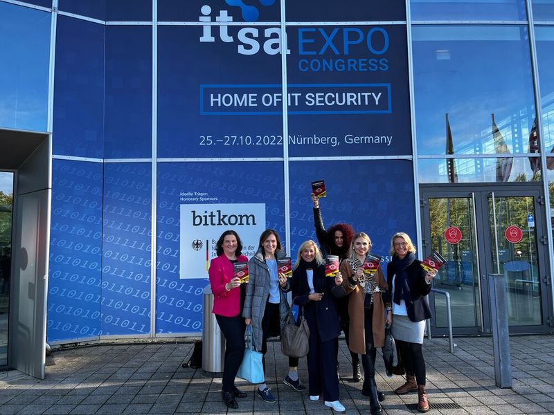 Die Mädels vom Vogel Verlag machen die Messe unsicher. (Bild: Vogel IT-Medien GmbH)