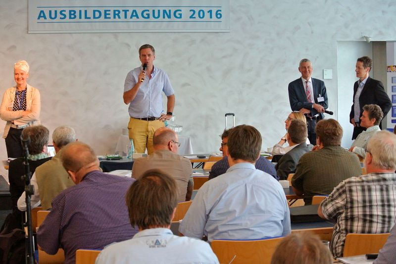 Zum Abschluss luden die Veranstalter zur Ausbildertagung 2018 ein. (Blos / »autoFACHMANN«)