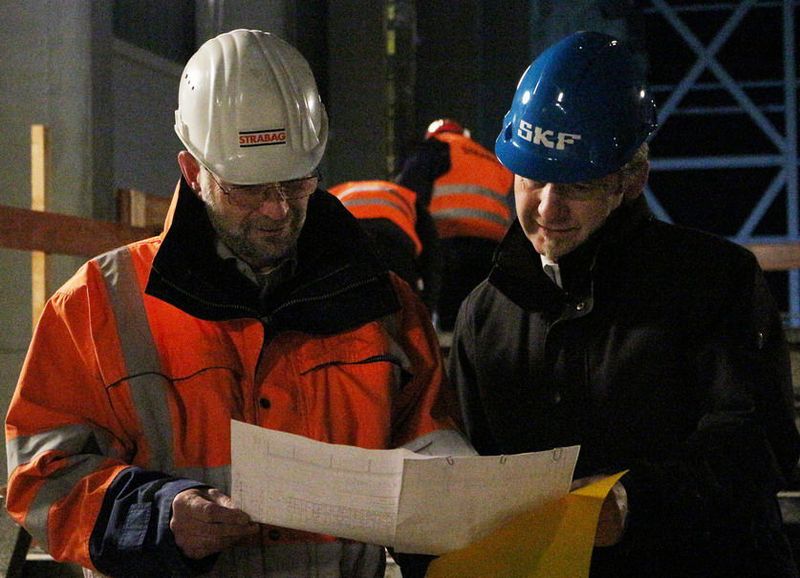 Gegen 19 Uhr ging's los: Prüfzentrum-Projektleiter Martin Göbel von SKF (rechts) und Axel Kessler vom Bauunternehmen Strabag besprechen die letzten Details. (Bild: SKF)