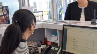 Der Empfang hat seit dem Einsatz von Dealerdesk mehr Zeit für die Kunden. (Bild: Mauritz)