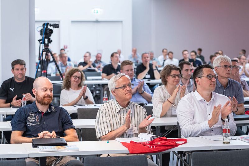 16. Anwenderkongress Steckverbinder: Der SPE-Tag am 4. Juli 2022 zog wieder viele interessierte Zuhörer an. Abgedeckt wurden fast alle Themen im Bereich Single Pair Ethernet vom Standard über das Marktpotenzial, Rückwärtskompatibilität, Schirmung, Messtechnik bis hin zum neuen Standard SPE M12 Hybrid. (Bild: Elektronikpraxis)