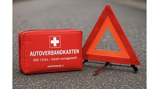 Das Warndreieck ist ein handliches, aber lebenswichtiges Hilfsmittel, um Folgeunfälle zu verhindern. Es muss im Fahrzeug mitgeführt werden, sodass es nach einer Panne oder einem Unfall aufgestellt werden kann. (Bild: KI-generiert)