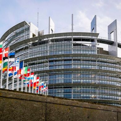 Seit dem Zoll-Deal zwischen der EU und den USA sind etwas über 100 Tage vergangen. Die Meinungen in puncto positive Wirkungen sind allerdings geteilt. Kritik kommt aus dem EU-Parlament und von einigen EU-Staaten. Parallel entspannte sich die Lage zwischen den USA und China. (Bild: EU)