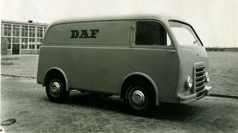 Der DAF A10 war ein ab 1950 gebauter Kleintransporter. Er war als Kastenwagen mit sieben Kubikmetern Laderaum und Kleinbus erhältlich, aber auch als Chassis mit Motor und mit oder ohne Führerhaus. Als Antrieb diente ein Vierzylinder-Benzinmotor des Typs Hercules 2.18ll IXB-3 von Hercules Engine Components mit 46 PS und einem Dreigang-Schaltgetriebe. Die Nutzlast betrug eine Tonne. (Bild: DAF)