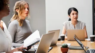 Entweder Man Spielt Nach Den Regeln Oder Wird Vom Platz Gestellt