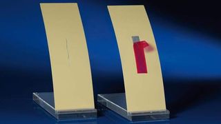 Anwendung des Beizklebebands vor der Reparatur eines Lackschadens. Der Lack wird durch Schleifen entfernt, das Beizband zur Vorbehandlung der Metalloberfläche aufgebracht. Nach dem Abziehen des Klebebands und einer kurzen Reinigung mit einem feuchten Tuch kann die Oberfläche neu lackiert werden. (Bild: Fraunhofer IFAM)