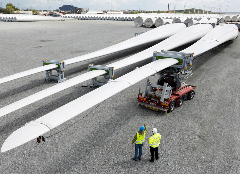 Das Siemens B75 Rotorblatt mit einer Länge von 75 Meter und IntegralBlade-Technologie auf dem Weg zur Verschiffung im Hafen von Esbjerg in Dänemark. (Siemens)