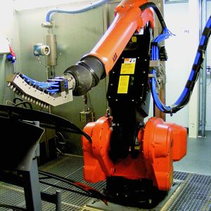 Bild 2: CO2-Schneestrahlkabine mit Roboter, der mit drei einzeln steuerbaren Düsenstöcken (Arrays) ausgerüstet ist. Die Versorgung mit Druckluft und flüssigem CO2 geht durch den Roboterarm hindurch. Bild: ACP
