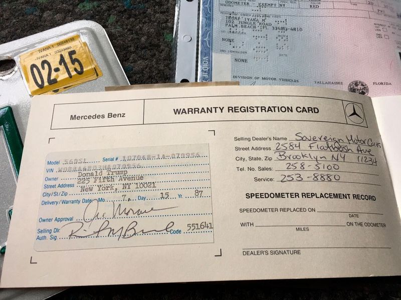 In den Unterlagen entdeckten sie unter anderem die Garantiekarte von Mercedes-Benz für den am 15. Juli 1987 von Donald J. Trump in Brooklyn gekauften 560 SL. (Baz)