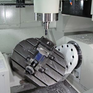 Als High-Performance-BAZ für die simultane 5-Achs-Bearbeitung zeigt Quaser eine gut 12 000 kg schwere UX 600 in Portalbauweise. 