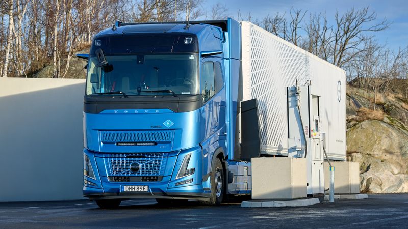 Volvo Trucks ist einer der Hersteller, die europaweit Wasserstofftankstellen für schwere Lkw aufbauen wollen.(Bild:  Volvo Trucks)